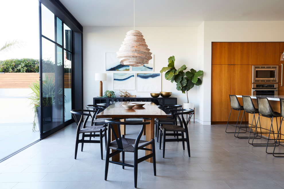 Moderne Wohnküche ohne Kamin mit weißer Wandfarbe und grauem Boden in Los Angeles