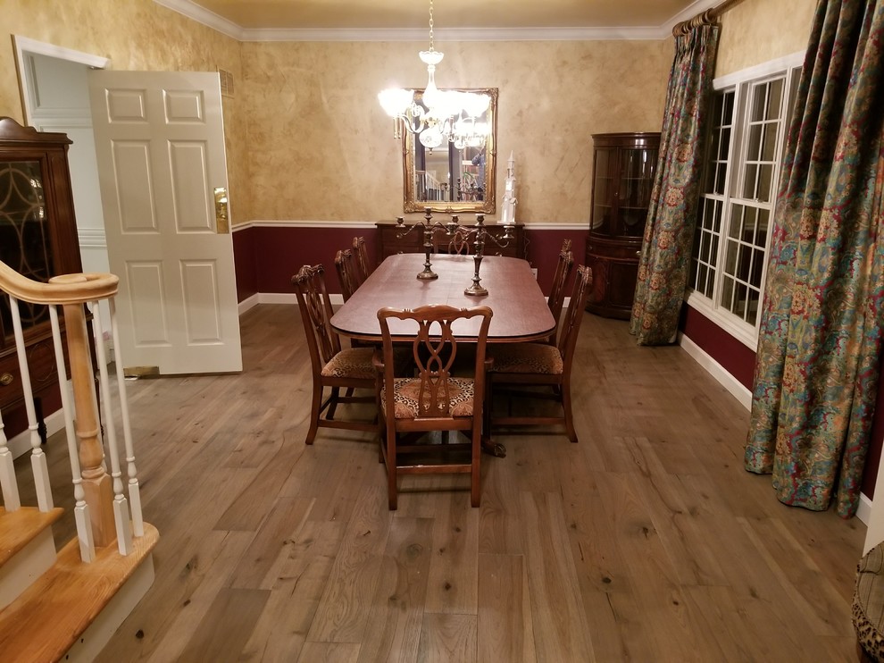 Exemple d'une grande salle à manger ouverte sur la cuisine éclectique avec un mur beige et parquet clair.
