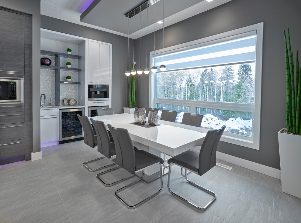 Moderne Wohnküche ohne Kamin mit grauer Wandfarbe und Porzellan-Bodenfliesen in Edmonton