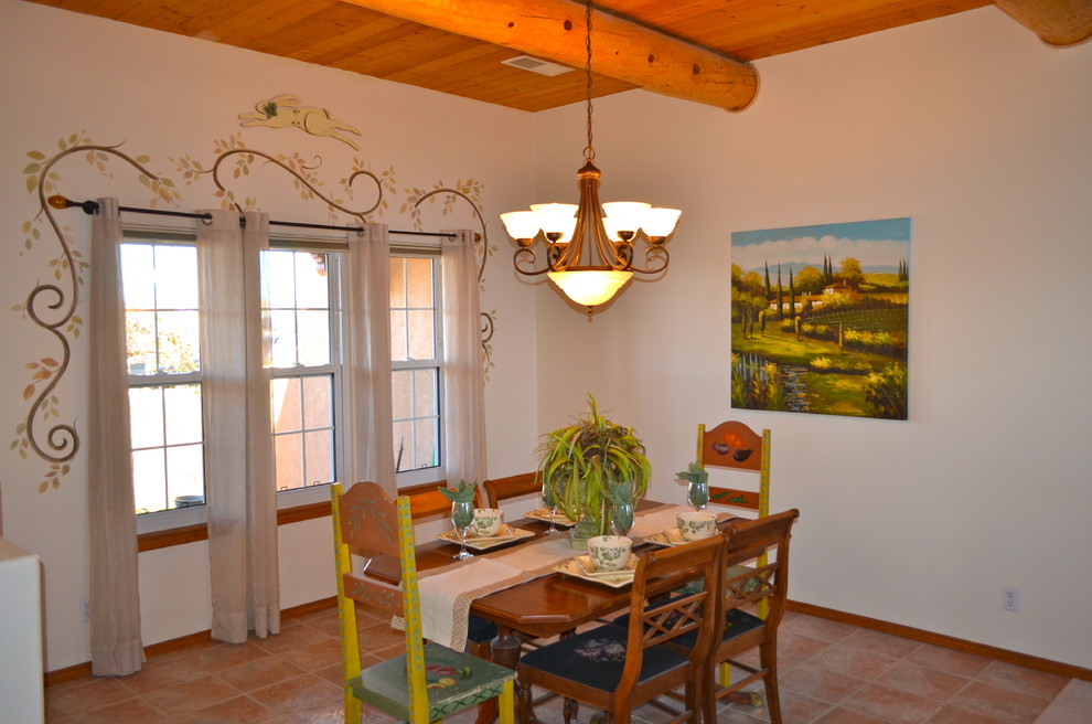 Immagine di una grande sala da pranzo aperta verso il soggiorno stile americano con pareti bianche e pavimento con piastrelle in ceramica