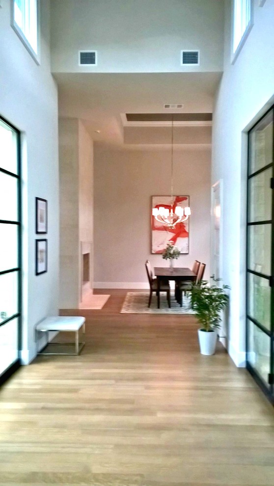 Ejemplo de comedor contemporáneo extra grande con paredes blancas y suelo de madera en tonos medios