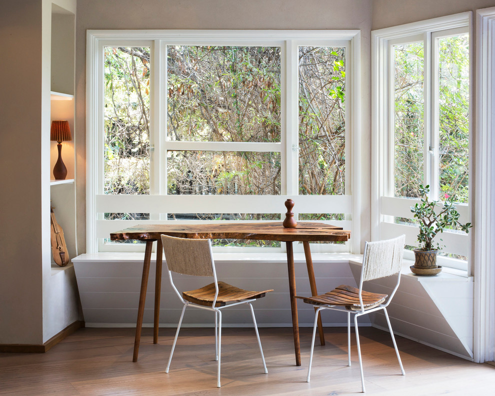 Inspiration pour une petite salle à manger ouverte sur la cuisine vintage avec un mur beige, un sol en bois brun et aucune cheminée.