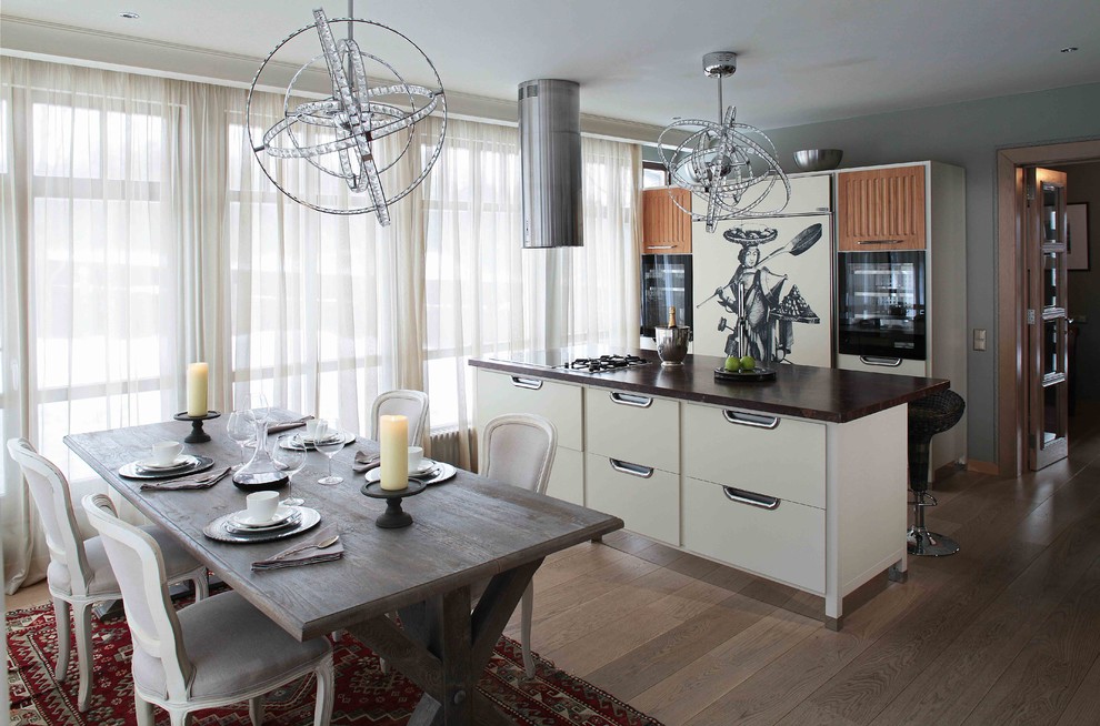 Imagen de comedor de cocina contemporáneo con paredes grises y suelo de madera en tonos medios