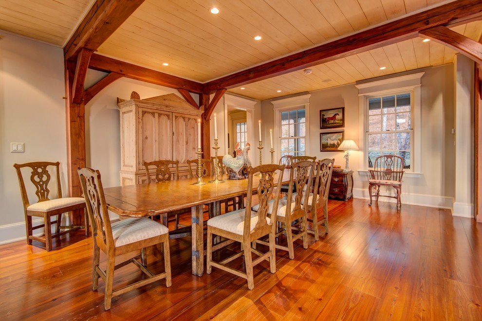 Esempio di una grande sala da pranzo aperta verso il soggiorno country con pavimento in legno massello medio
