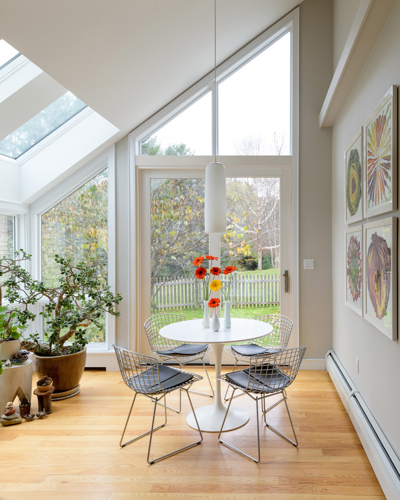 На фото: маленькая кухня-столовая в стиле неоклассика (современная классика) с серыми стенами, паркетным полом среднего тона и бежевым полом для на участке и в саду