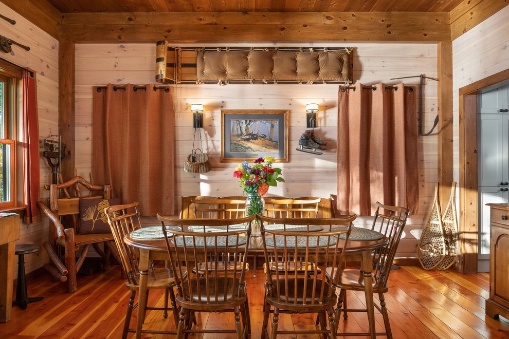 Foto de comedor rústico cerrado sin chimenea con paredes beige, suelo de madera en tonos medios y cortinas
