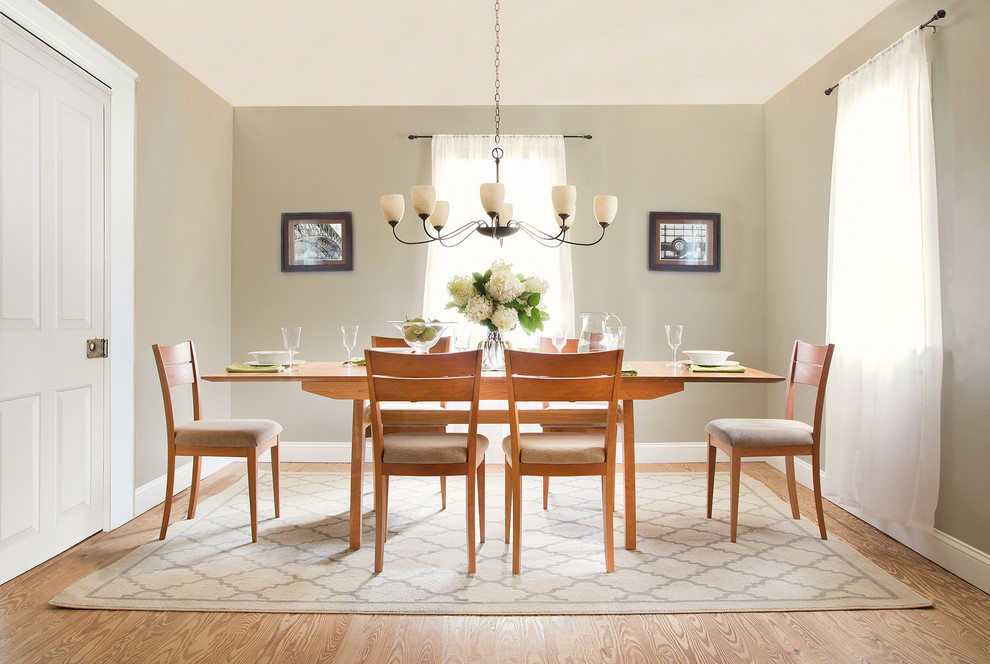 Cette image montre une salle à manger ouverte sur la cuisine minimaliste de taille moyenne.