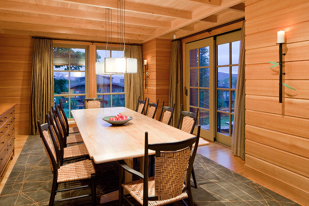 Exemple d'une salle à manger ouverte sur le salon montagne avec parquet clair et aucune cheminée.