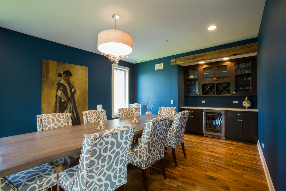 Ispirazione per una grande sala da pranzo boho chic con pareti blu e pavimento in legno massello medio