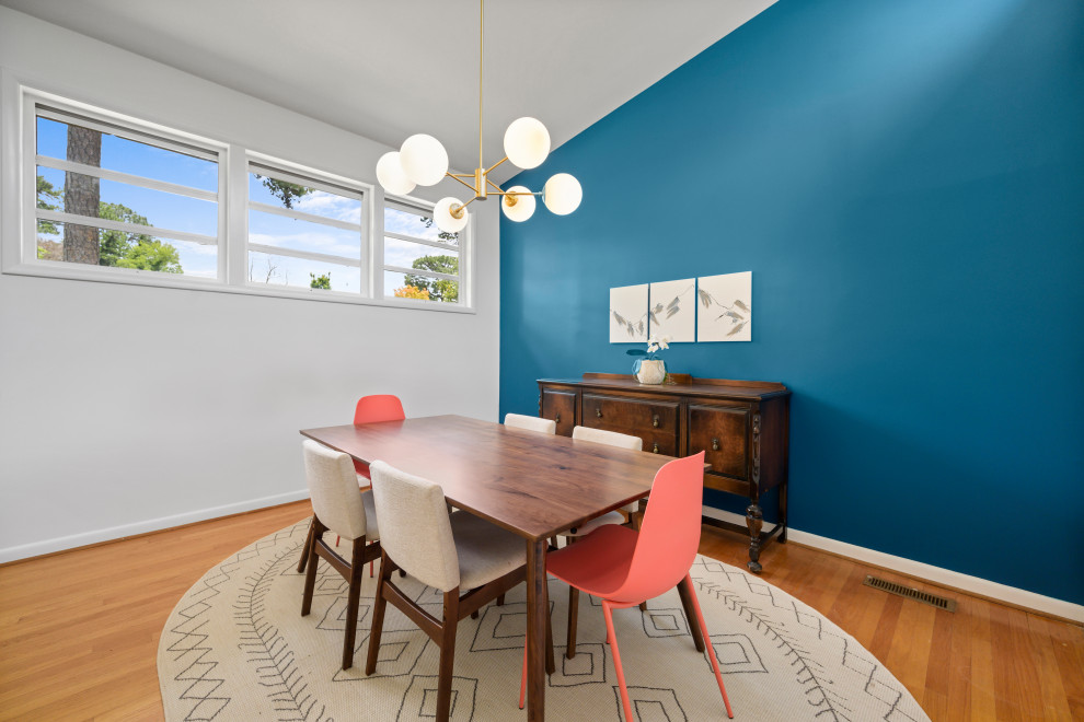 Ispirazione per un piccolo angolo colazione moderno con pareti blu, parquet chiaro, pavimento marrone, soffitto a volta e pannellatura