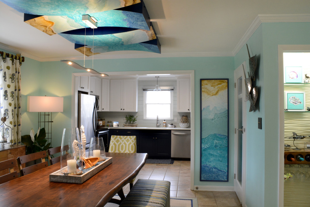 Foto de comedor de cocina marinero de tamaño medio sin chimenea con paredes azules, suelo de baldosas de cerámica y suelo marrón