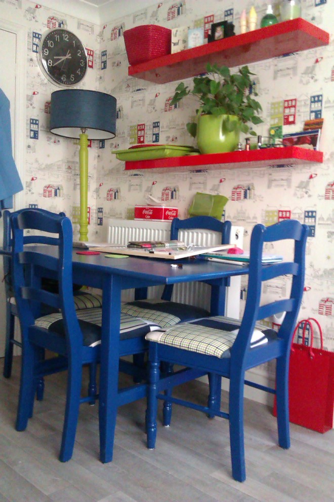 На фото: маленькая столовая в современном стиле с разноцветными стенами и полом из винила без камина для на участке и в саду