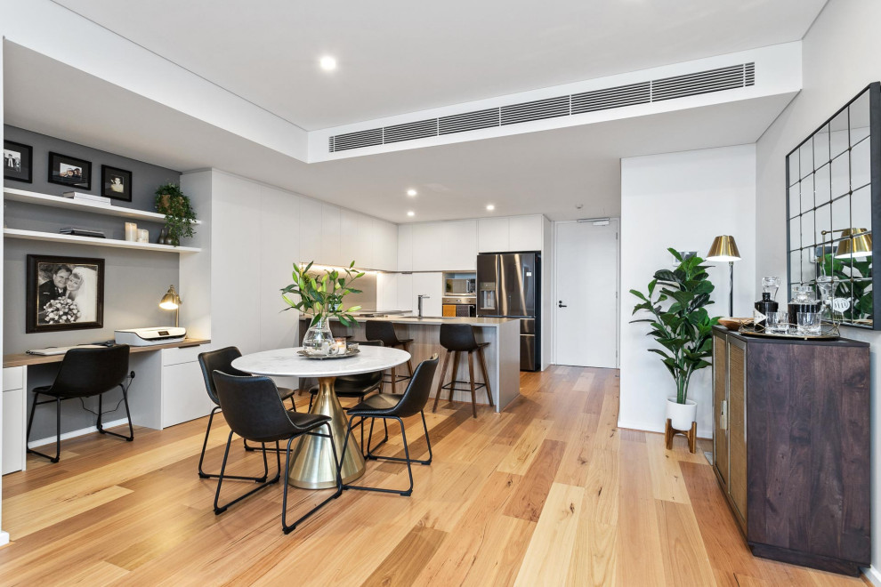Modernes Esszimmer mit weißer Wandfarbe, braunem Holzboden, braunem Boden und eingelassener Decke in Perth