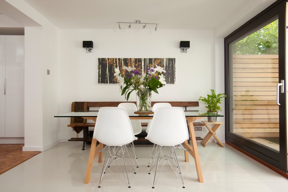 Idee per una sala da pranzo aperta verso il soggiorno design di medie dimensioni con pavimento grigio e pavimento in gres porcellanato