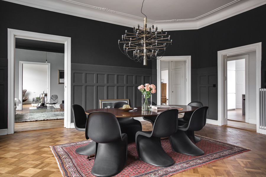 Imagen de comedor escandinavo grande abierto con paredes grises y suelo de madera en tonos medios