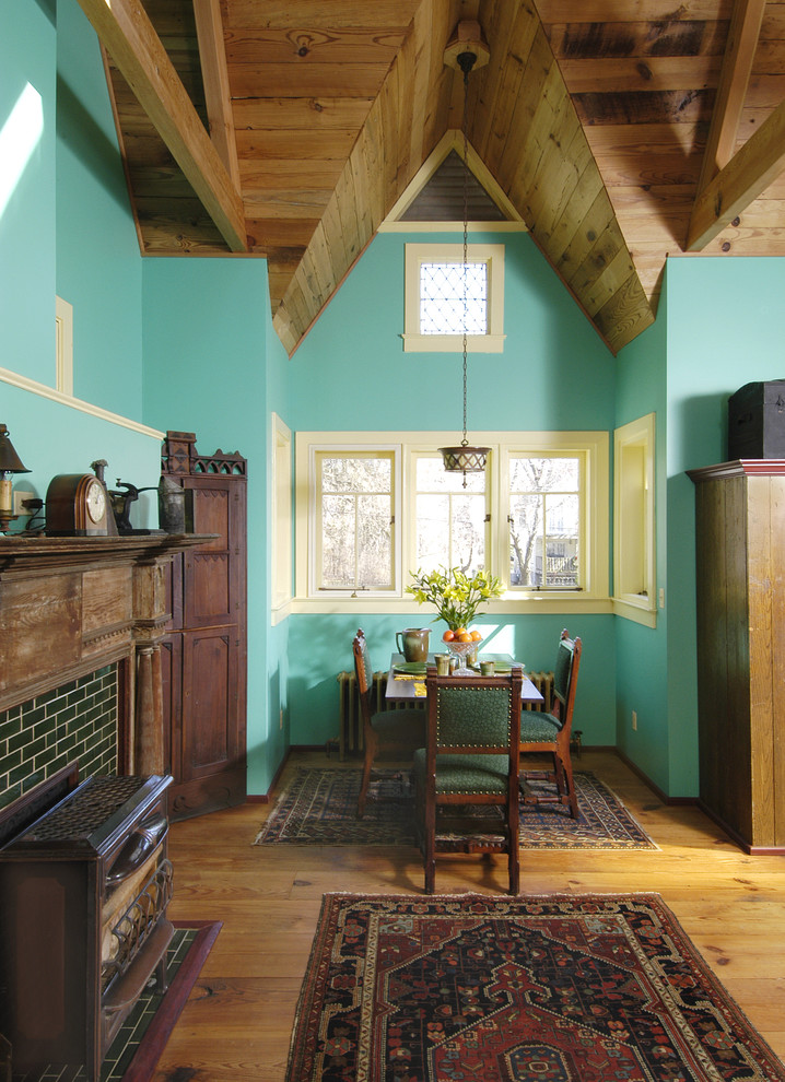 Идея дизайна: гостиная-столовая среднего размера в стиле рустика с синими стенами, светлым паркетным полом, печью-буржуйкой и фасадом камина из плитки