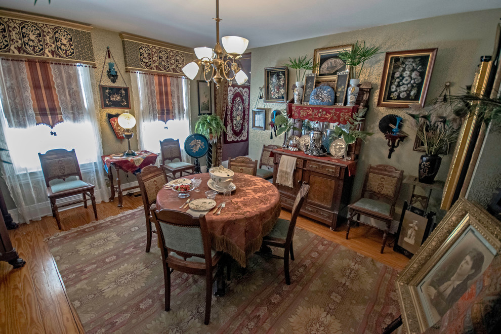 Esempio di una piccola sala da pranzo aperta verso la cucina classica con pareti con effetto metallico e parquet chiaro