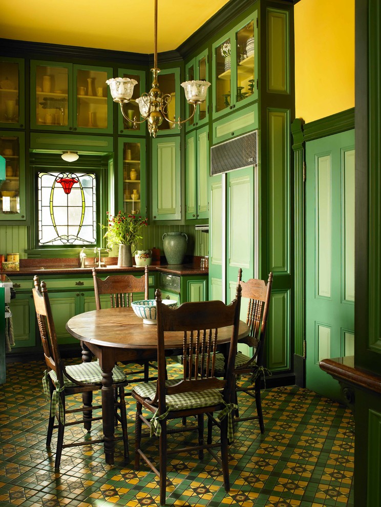 Aménagement d'une petite salle à manger ouverte sur la cuisine victorienne avec un mur jaune, un sol en carrelage de céramique et un sol multicolore.