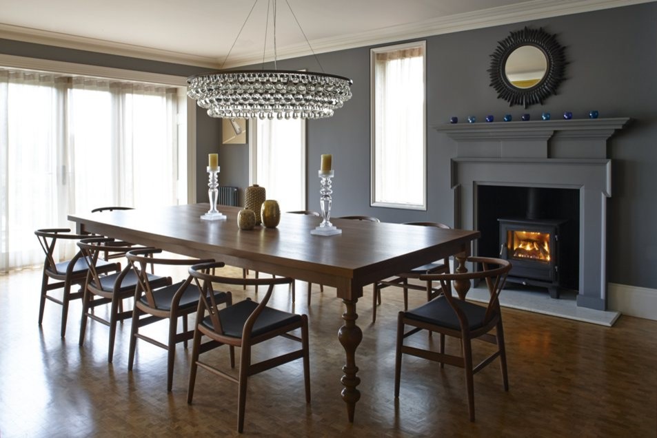Cette photo montre une très grande salle à manger ouverte sur le salon éclectique avec un sol en bois brun.