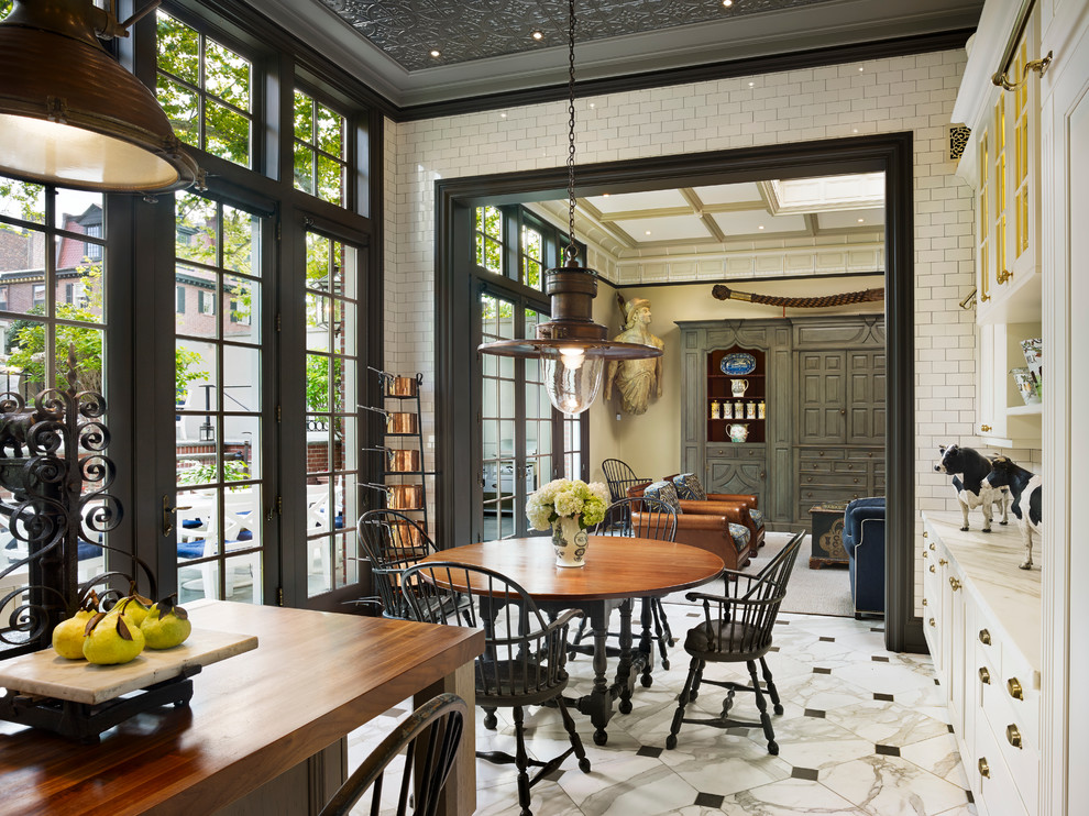 Große Klassische Wohnküche ohne Kamin mit weißer Wandfarbe und Marmorboden in Philadelphia