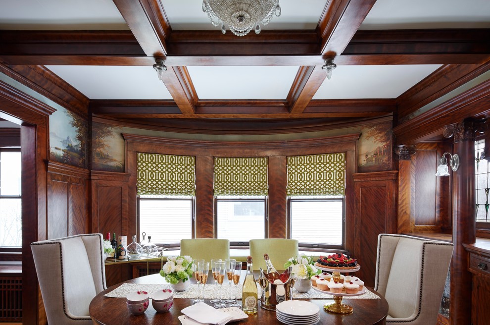 Idée de décoration pour une salle à manger tradition fermée avec un mur marron et un sol en bois brun.