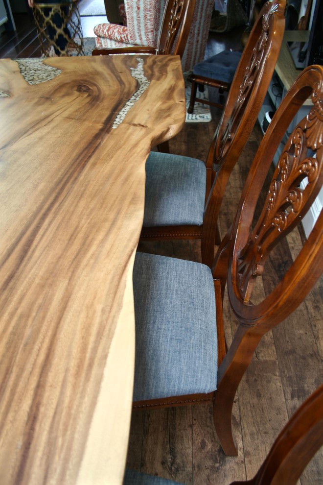 Esempio di una sala da pranzo aperta verso il soggiorno classica di medie dimensioni con pareti beige e pavimento in legno massello medio