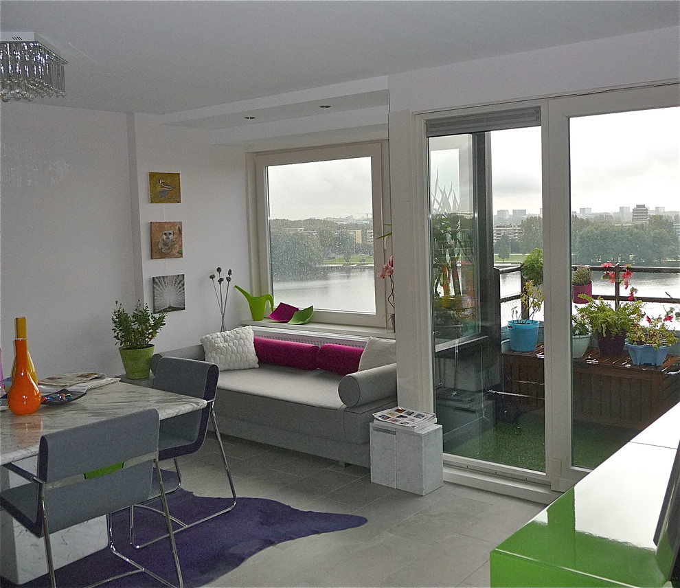 Стильный дизайн: гостиная-столовая среднего размера в стиле модернизм с белыми стенами и полом из керамической плитки - последний тренд