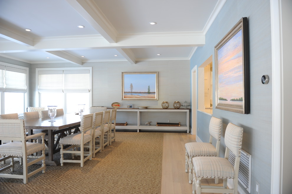 Aménagement d'une grande salle à manger ouverte sur la cuisine bord de mer avec un mur gris, parquet clair et un sol beige.
