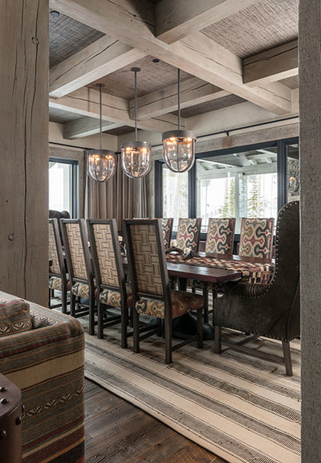 Esempio di una sala da pranzo eclettica chiusa e di medie dimensioni con pavimento in legno massello medio