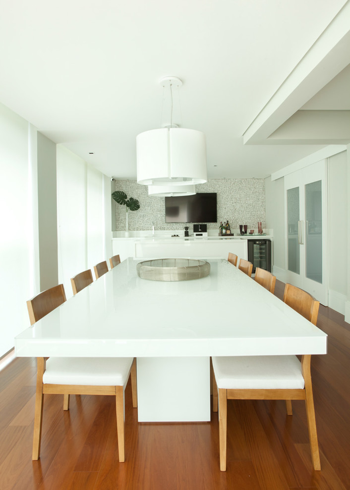 Foto de comedor contemporáneo de tamaño medio con paredes blancas y suelo de madera clara