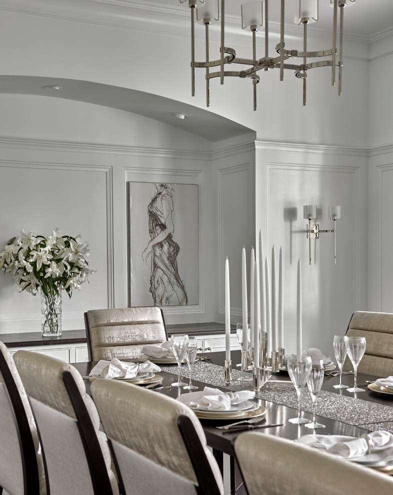 Immagine di una sala da pranzo mediterranea con pareti bianche, parquet scuro e pavimento marrone