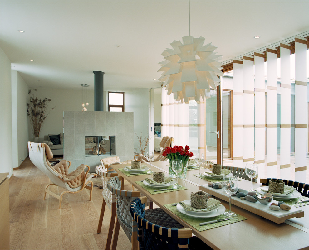 Источник вдохновения для домашнего уюта: гостиная-столовая среднего размера в современном стиле с белыми стенами и светлым паркетным полом