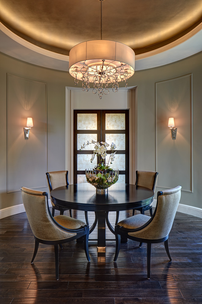 Пример оригинального дизайна: гостиная-столовая среднего размера в стиле неоклассика (современная классика) с серыми стенами, темным паркетным полом и коричневым полом без камина