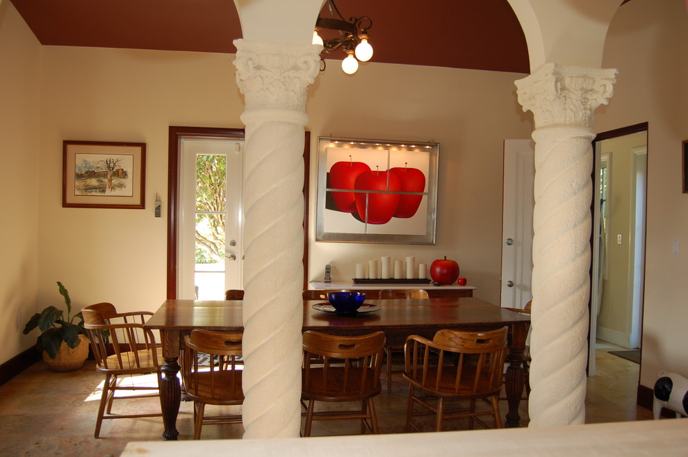 Exempel på en stor medelhavsstil separat matplats, med beige väggar, skiffergolv och beiget golv