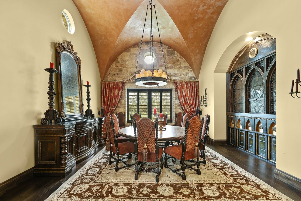 Imagen de comedor mediterráneo sin chimenea con paredes beige, suelo de madera oscura y cortinas