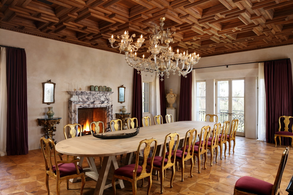 Diseño de comedor mediterráneo con paredes beige, todas las chimeneas y cortinas