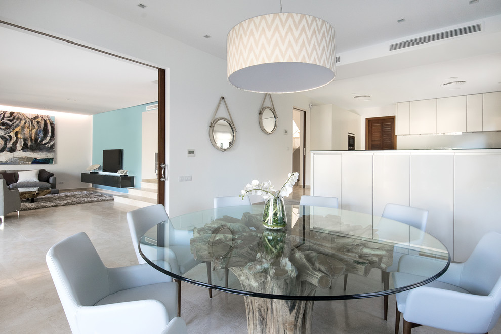 Idee per una sala da pranzo aperta verso la cucina minimalista di medie dimensioni con pareti blu e pavimento in marmo