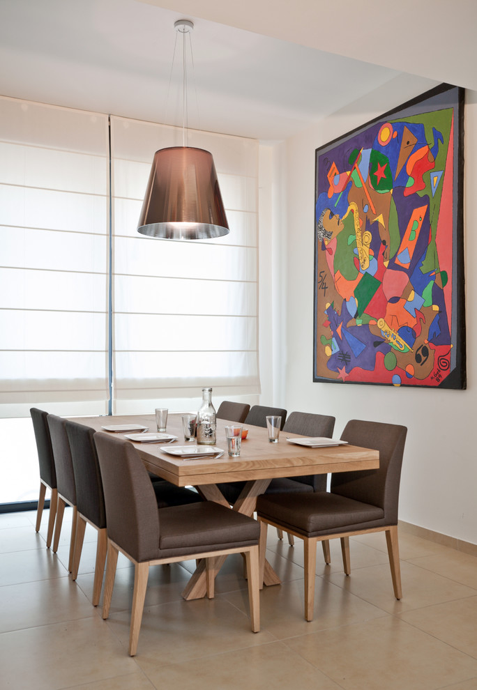 This is an example of a contemporary dining room in Tel Aviv with white walls.