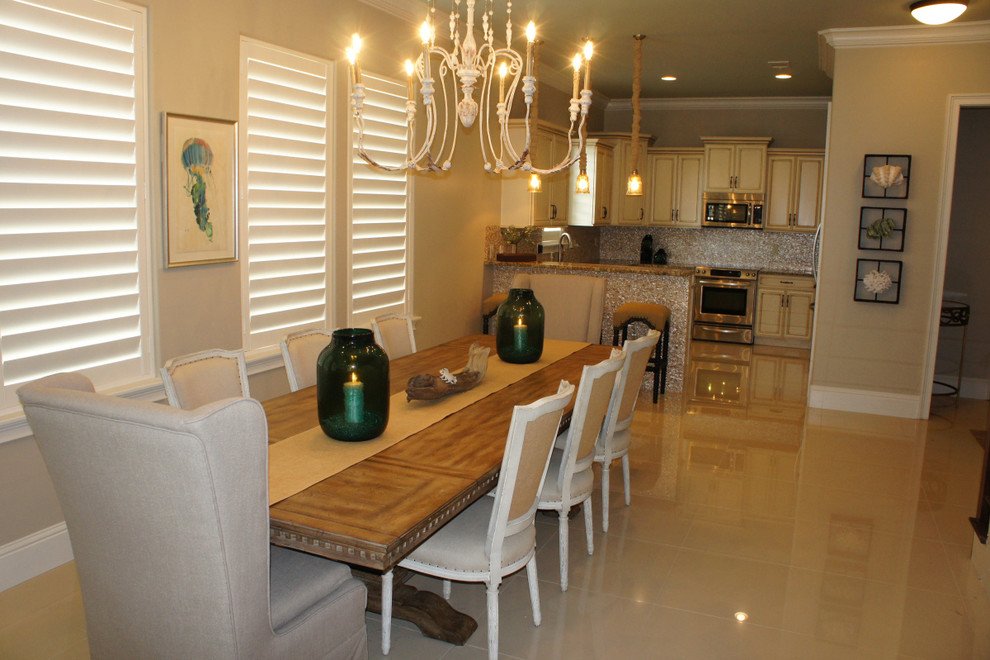 На фото: большая кухня-столовая в морском стиле с серыми стенами и полом из керамической плитки