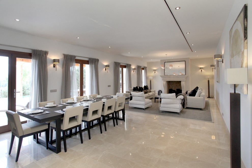 Ispirazione per una sala da pranzo mediterranea di medie dimensioni con pareti bianche e pavimento in marmo