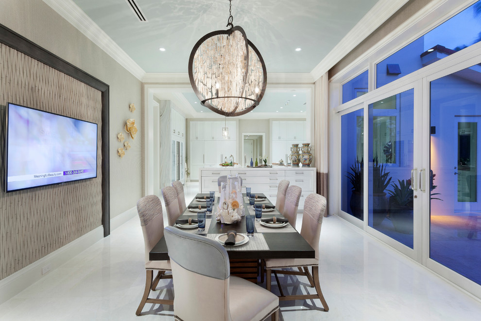 Esempio di una grande sala da pranzo aperta verso la cucina minimal con pareti beige