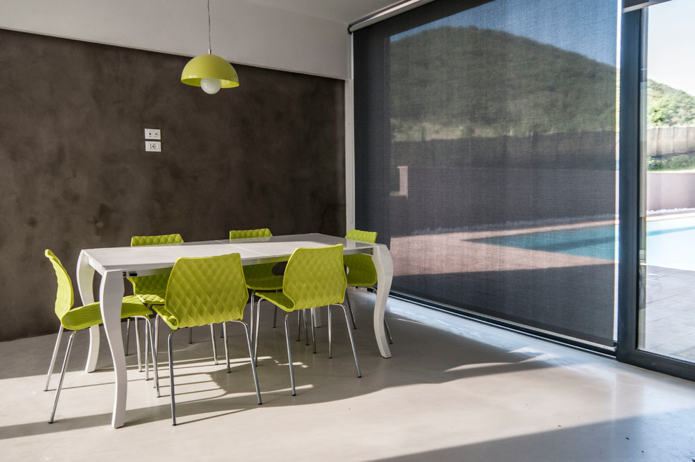 Idee per una grande sala da pranzo aperta verso la cucina design con pareti multicolore e pavimento bianco