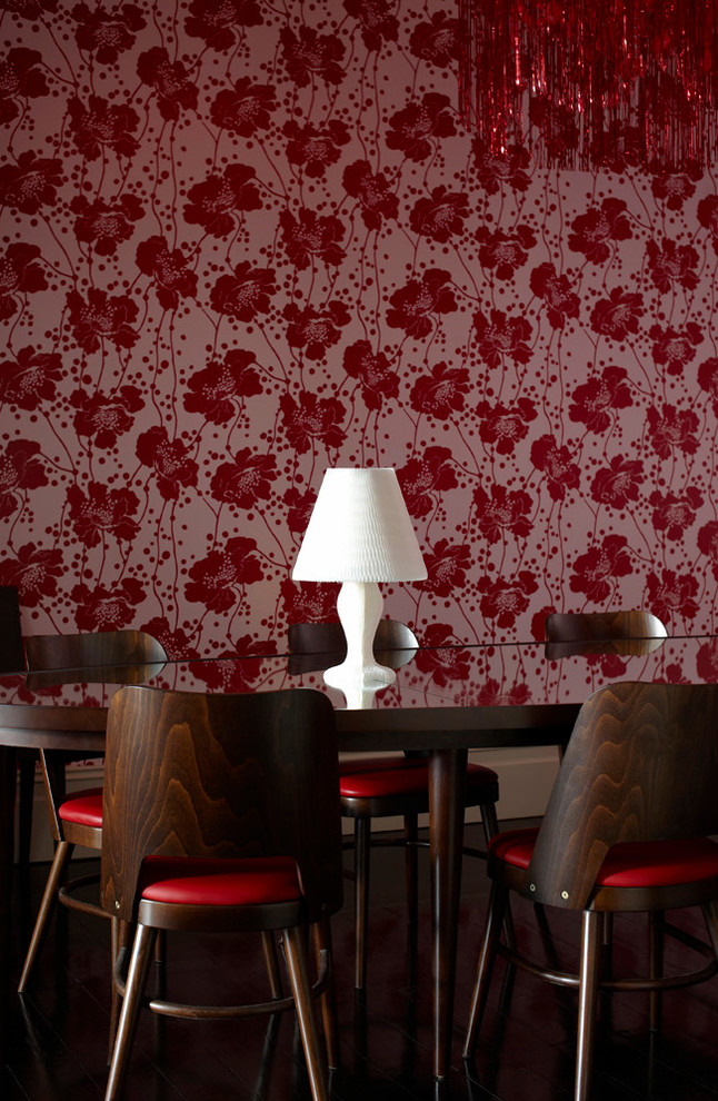 Idée de décoration pour une salle à manger bohème avec un mur multicolore et parquet foncé.