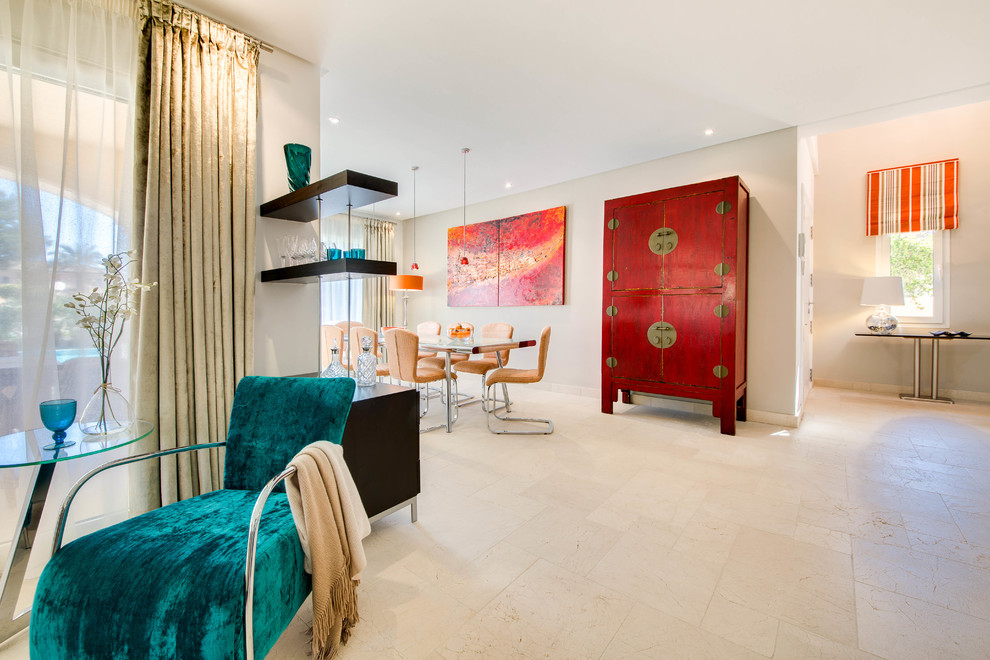 Стильный дизайн: гостиная-столовая среднего размера в стиле фьюжн с бежевыми стенами и мраморным полом - последний тренд