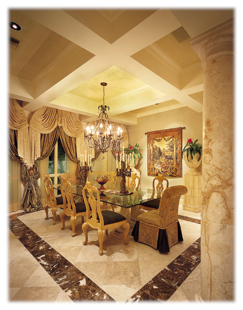 Foto di una grande sala da pranzo aperta verso il soggiorno mediterranea con pareti beige e pavimento in travertino