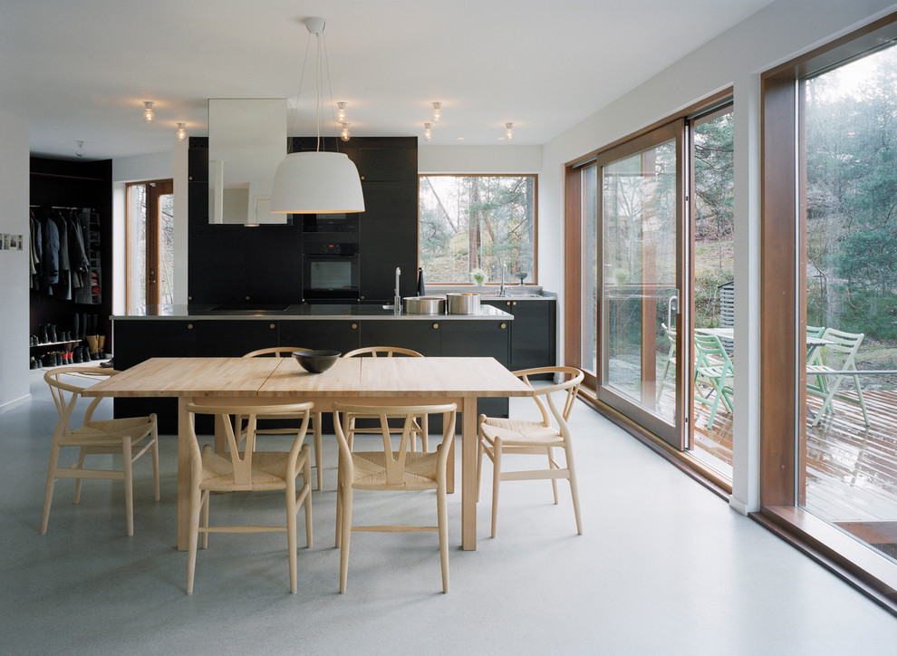 Источник вдохновения для домашнего уюта: кухня-столовая среднего размера в скандинавском стиле с бетонным полом и белыми стенами без камина