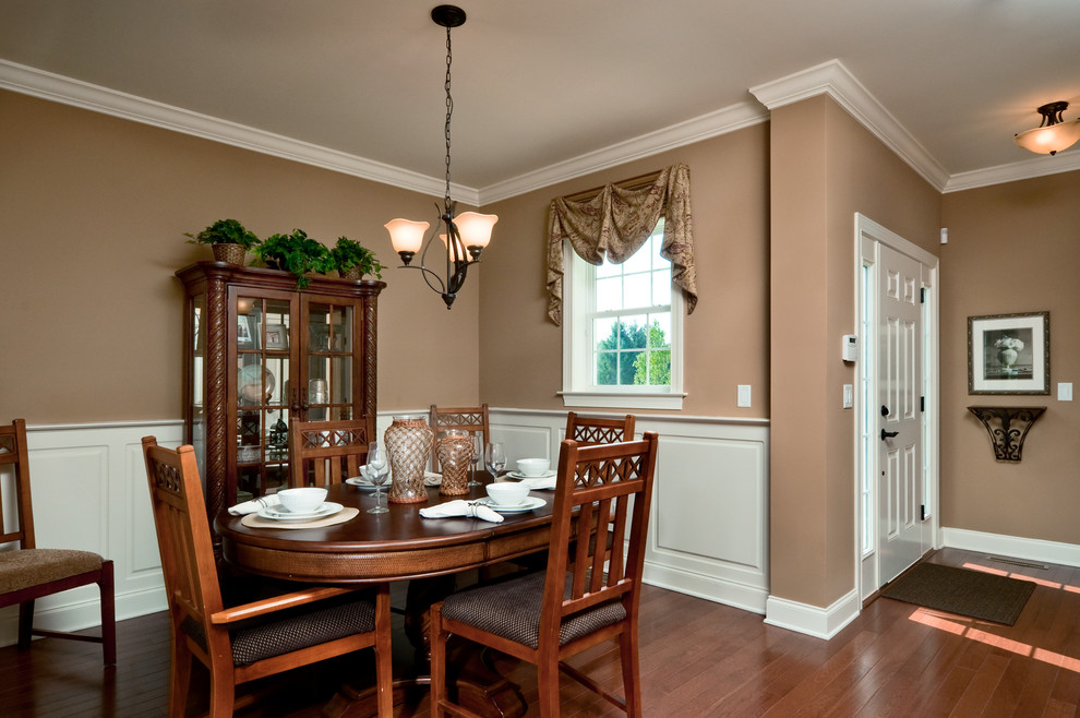 Пример оригинального дизайна: гостиная-столовая среднего размера в классическом стиле с коричневыми стенами и паркетным полом среднего тона