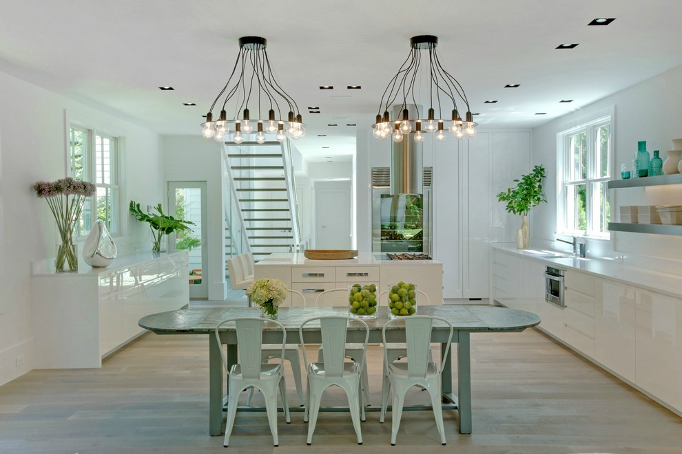 Diseño de comedor de cocina actual con paredes blancas y suelo de madera clara