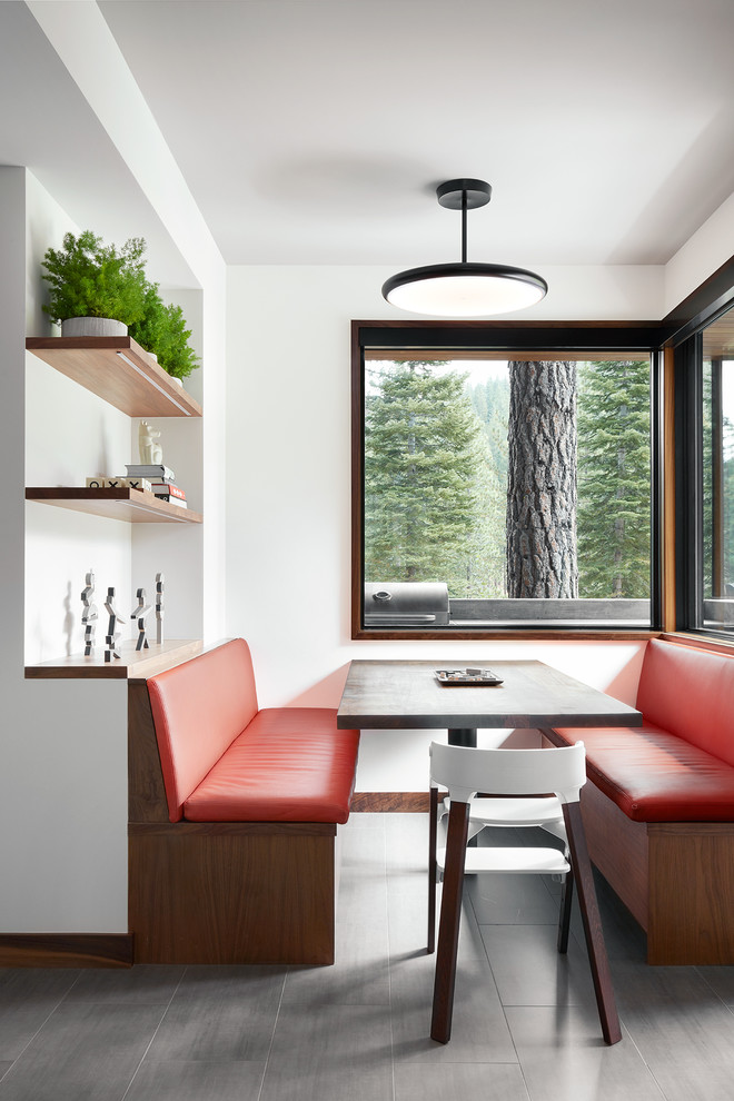 Immagine di un'ampia sala da pranzo aperta verso la cucina design con pareti bianche, pavimento in gres porcellanato, pavimento grigio e nessun camino
