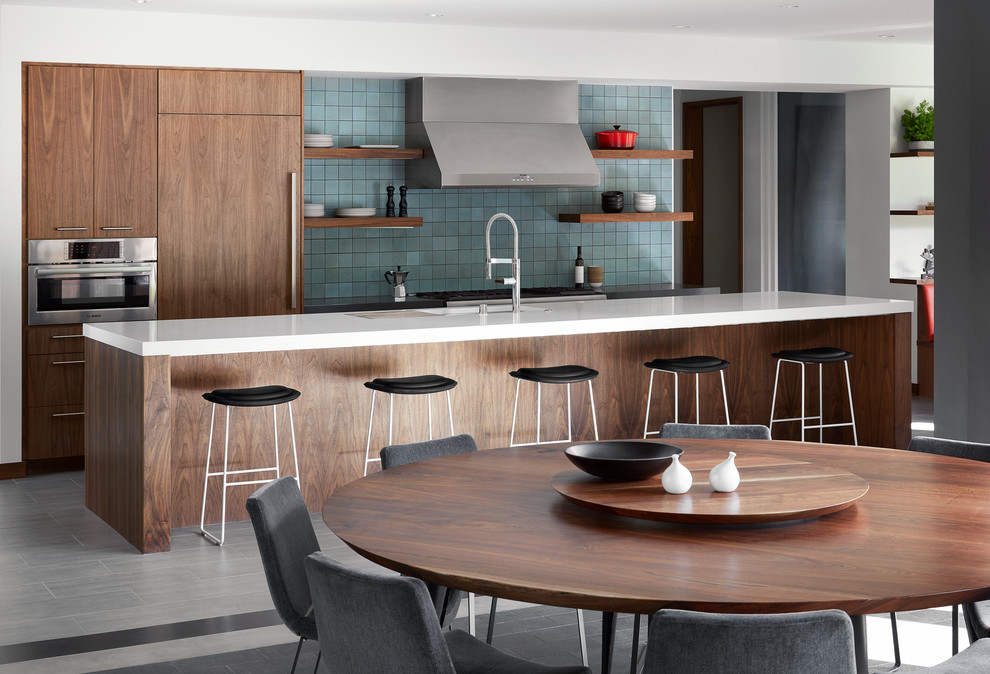 Idee per un'ampia sala da pranzo aperta verso la cucina moderna con pareti bianche, nessun camino, pavimento grigio e pavimento in gres porcellanato